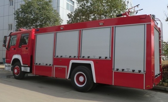 重汽豪沃8立方水罐消防车