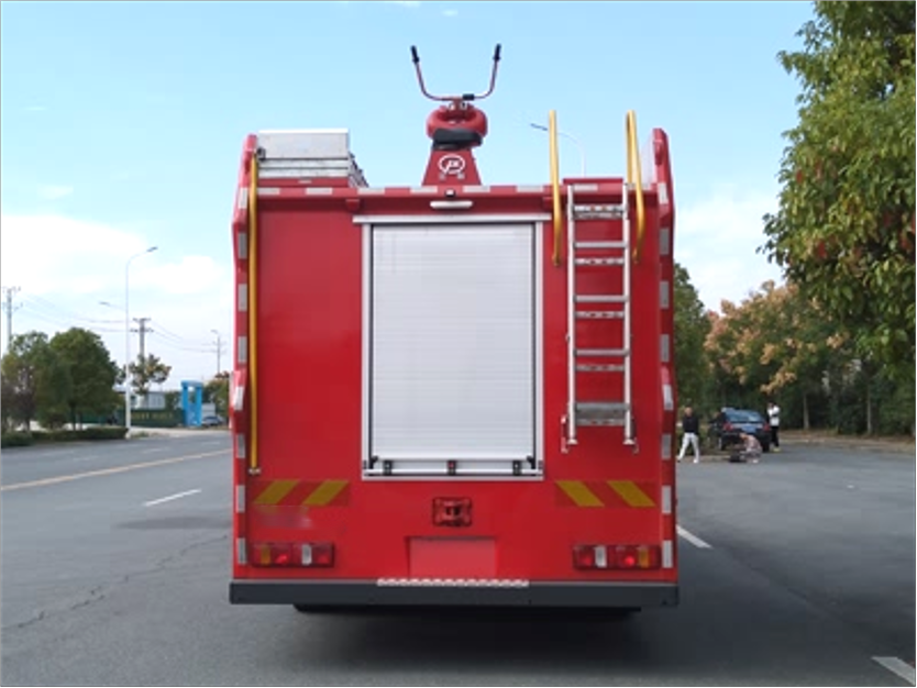 汕德卡7吨泡沫消防车