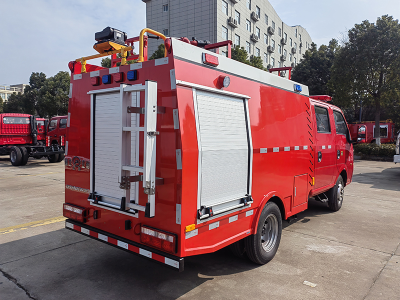 东风双排座蓝牌水罐消防车