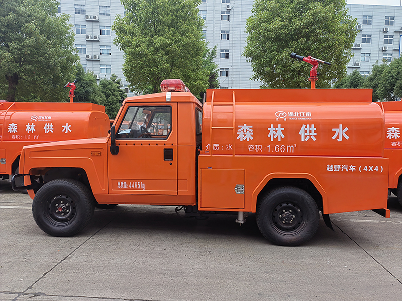 勇士四驱 1.6 吨森林洒水车
