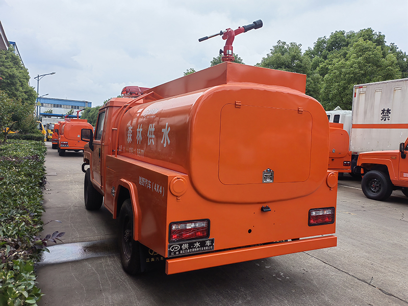 勇士四驱 1.6 吨森林洒水车