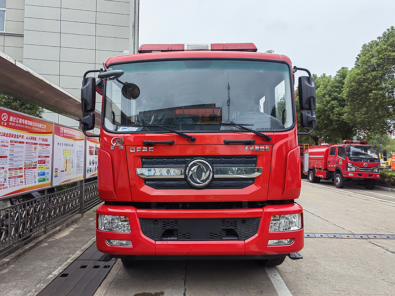 东风D9水罐消防车 8 吨水