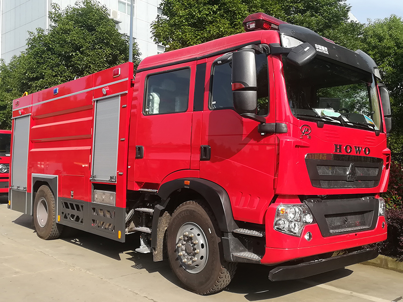 重汽HOWO消防车 8 吨水