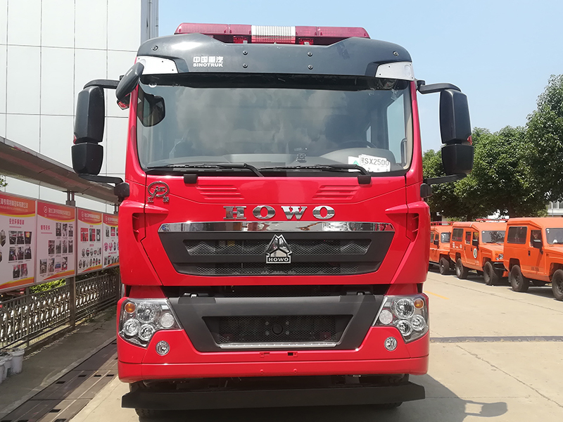 重汽HOWO消防车 8 吨水