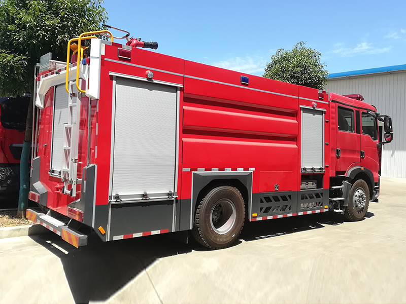 重汽HOWO消防车 8 吨水