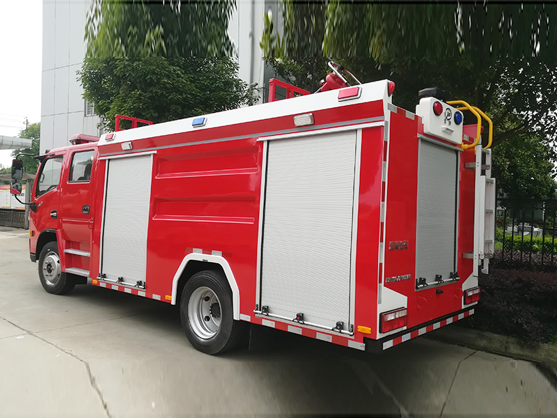 东风 5 吨泡沫消防车