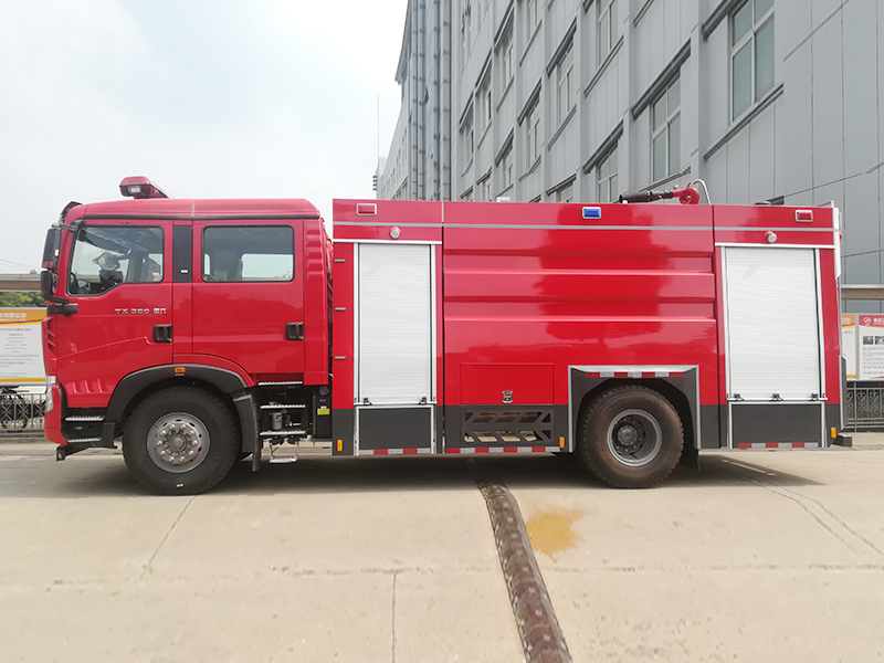 重汽豪沃 8 吨泡沫消防车