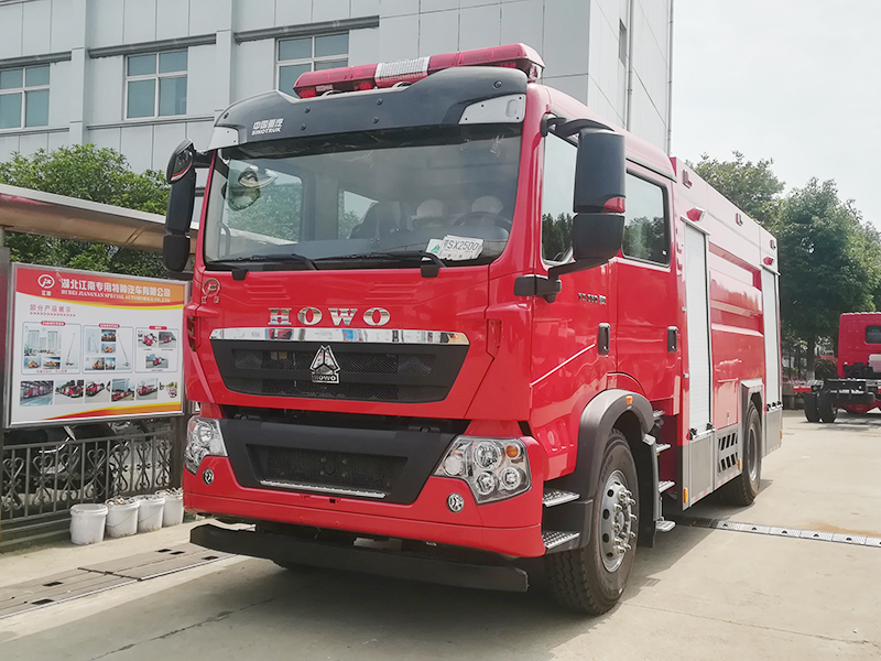 重汽豪沃 8 吨泡沫消防车