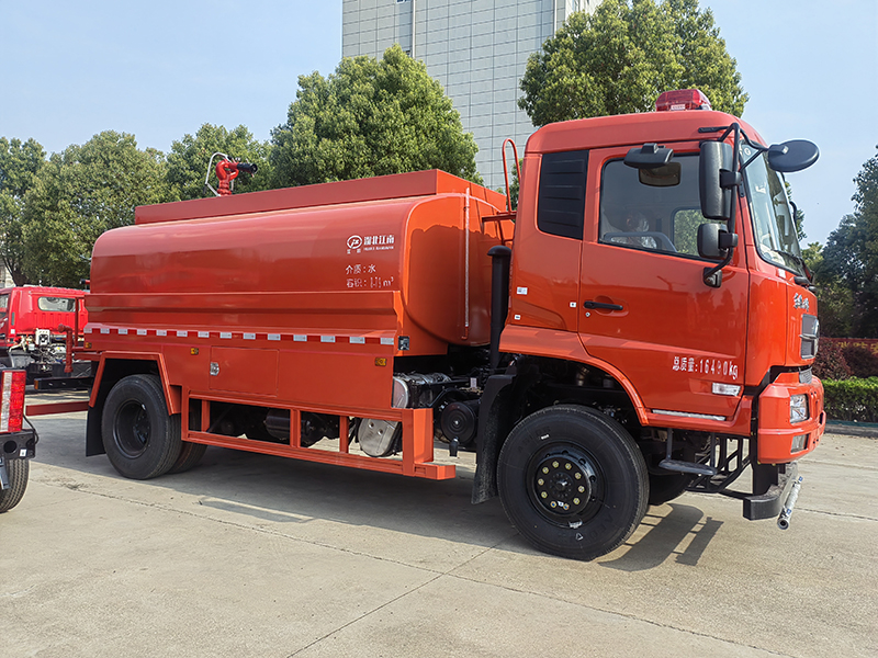 东风 8 吨四驱越野消防洒水车
